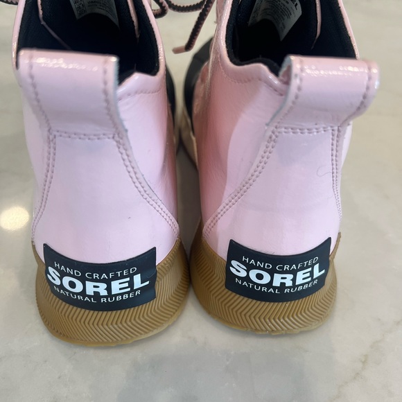 EUC Sorel women’s size 9.5 Pink and Black Out N About Classic Waterproof boots - Picture 3 of 5
